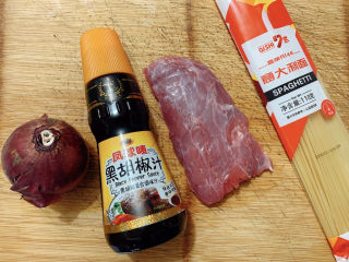 黑椒牛肉意面,主要食材如图所示示意，黑椒汁、洋葱、牛肉、意面等