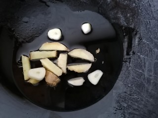 糖醋虾,锅内放油烧热放入生姜和蒜片