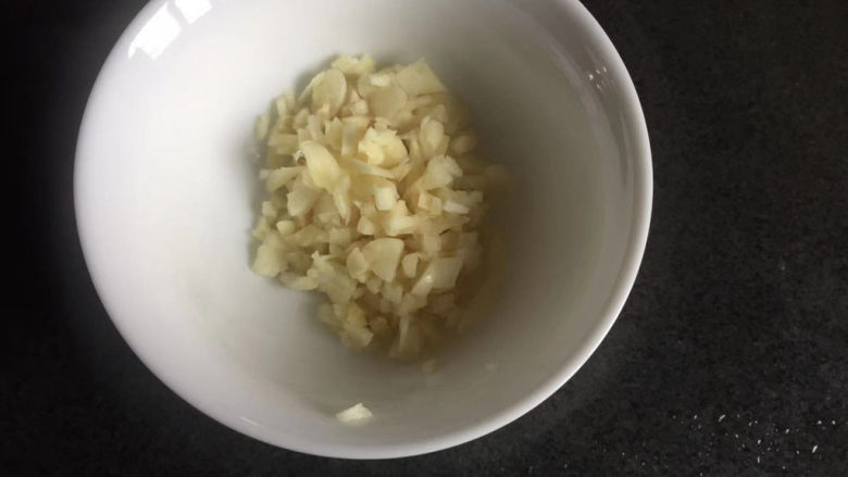 锡纸金针菇,放进小碗里，准备调料汁