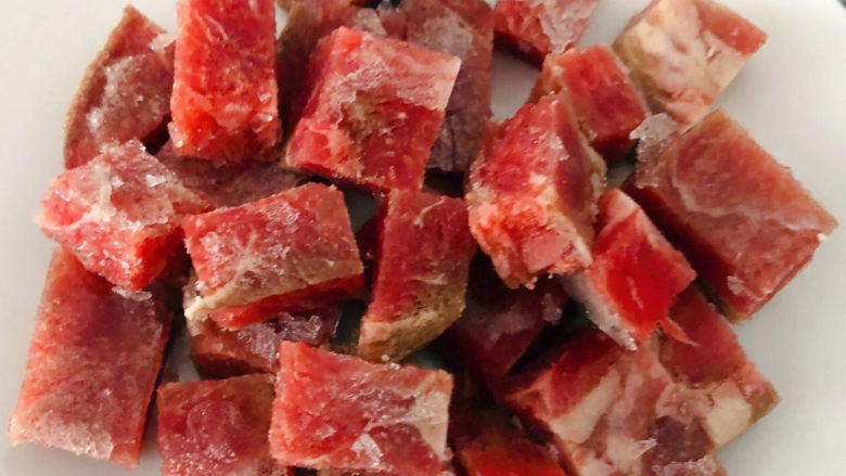 黑椒牛肉意面,牛肉切成大小均匀的块状