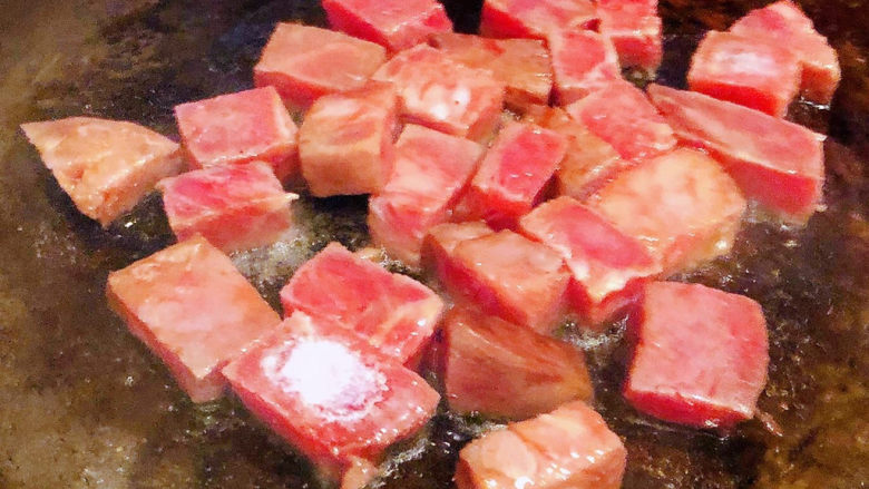 黑椒牛肉意面,锅中倒入底油加热放入牛肉块大火快速翻炒