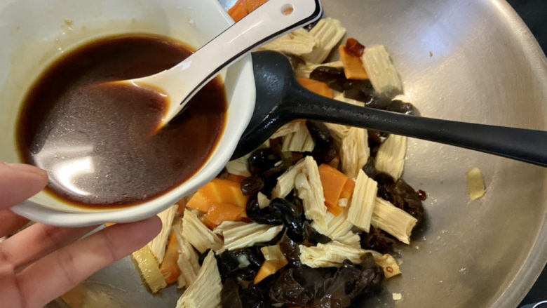 腐竹炒木耳➕腐竹胡萝卜炒木耳,倒入调味汁，煮开