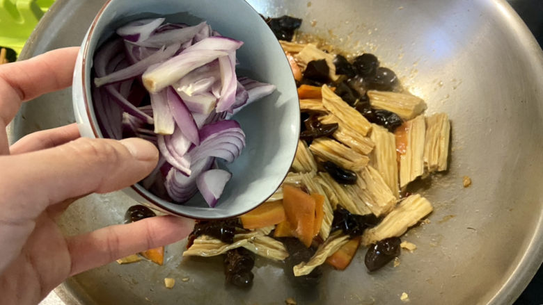 腐竹炒木耳➕腐竹胡萝卜炒木耳,开盖收汁，出锅前加入洋葱丝，翻炒断生即可出锅。