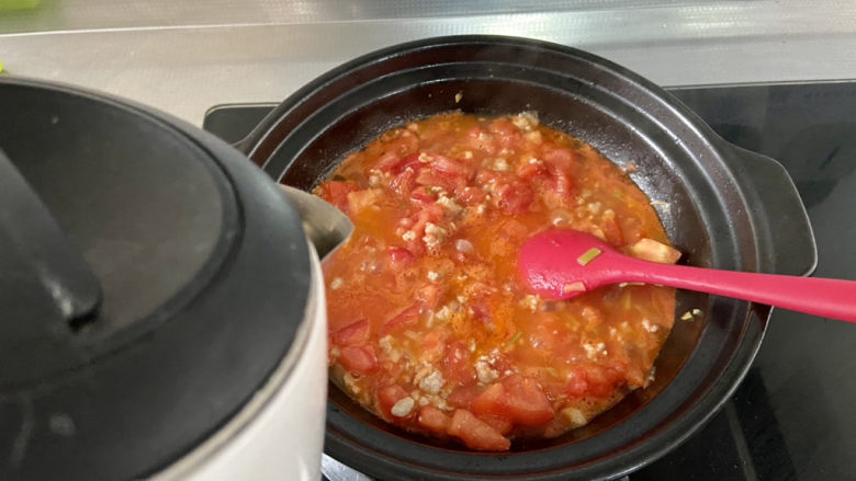 番茄米线➕番茄肉末汤米线,炒到番茄出汁，加入适量的热水煮开