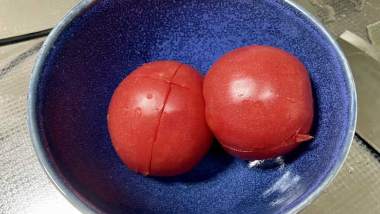 番茄米线➕番茄肉末汤米线,番茄清洗，表面划十字花刀