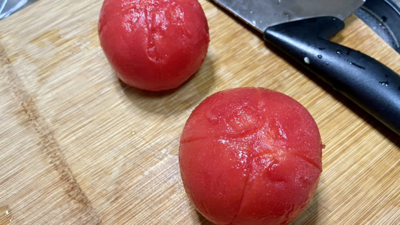 番茄米线➕番茄肉末汤米线,番茄撕去外皮