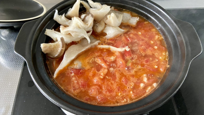 番茄米线➕番茄肉末汤米线,加入平菇