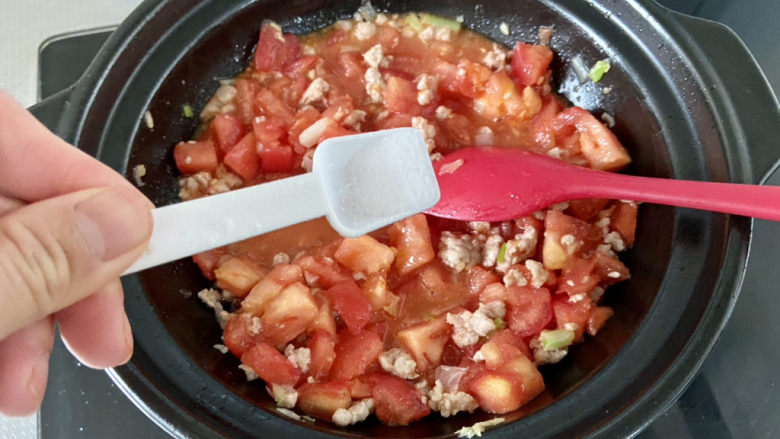番茄米线➕番茄肉末汤米线,可以加少许盐，翻炒，有助于番茄出汁