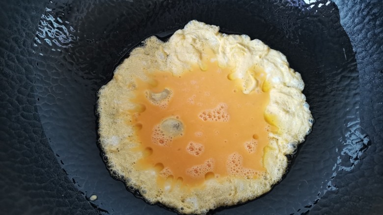 芦笋炒鸡蛋,热油倒入蛋液
