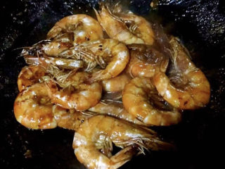糖醋虾,汤汁浓稠收到汤汁都均匀的裹在海虾上即可出锅享用