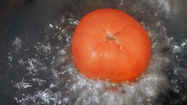 番茄米线,放进开水中煮半分钟左右