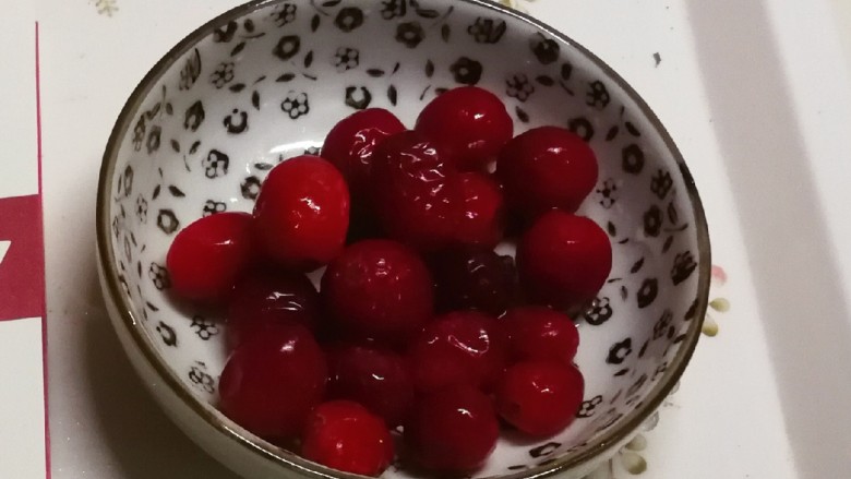 酸汤米线,蔓越莓冰冻果自然解冻。