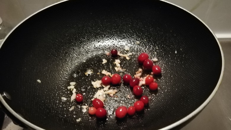 酸汤米线,起油锅放入食用油，油热后放入蒜末炒至微微焦黄色，放入蔓越莓果。