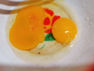 西葫芦炒鸡蛋,鸡蛋两个，把它打入碗里