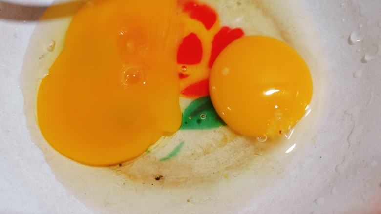 西葫芦炒鸡蛋,<a style='color:red;display:inline-block;' href='/shicai/ 9'>鸡蛋</a>两个，把它打入碗里