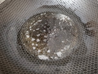 西葫芦炒鸡蛋,锅里烧热，倒入一勺食用油