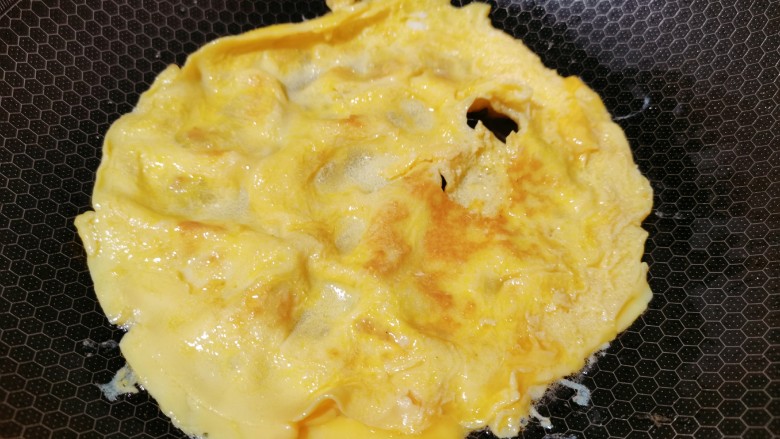 西葫芦炒鸡蛋,煎至底部凝固后，翻个面继续煎