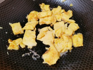 西葫芦炒鸡蛋,煎好后再用铲子把它切成小块