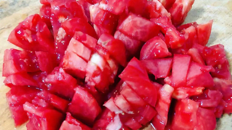 西红柿炖牛肉,西红柿洗净切成小块备用