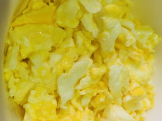 西葫芦炒鸡蛋,炒好的鸡蛋，盛碗里，待用