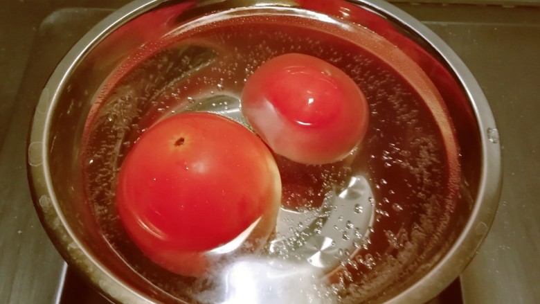 番茄米线,<a style='color:red;display:inline-block;' href='/shicai/ 59'>番茄</a>放入开水中汆烫，易于剥皮。