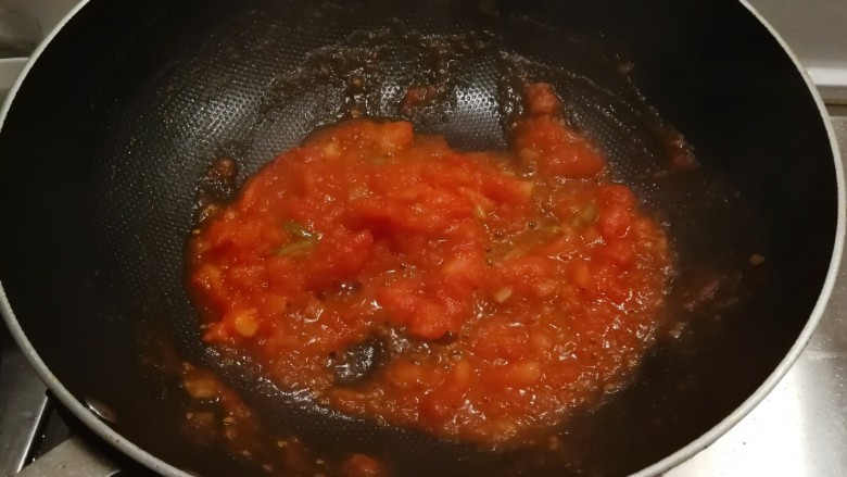 番茄米线,翻炒成番茄酱。