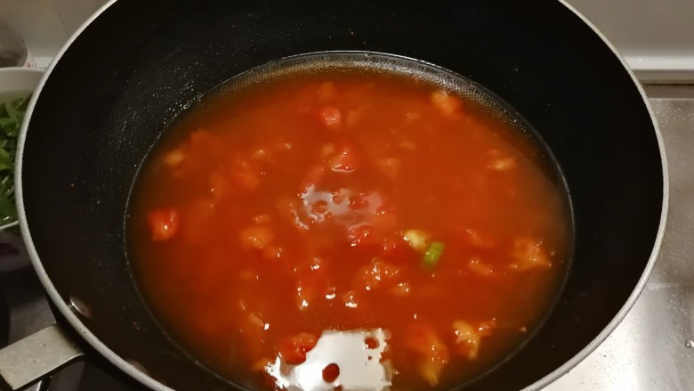 番茄米线,倒入适合自己量的清水。