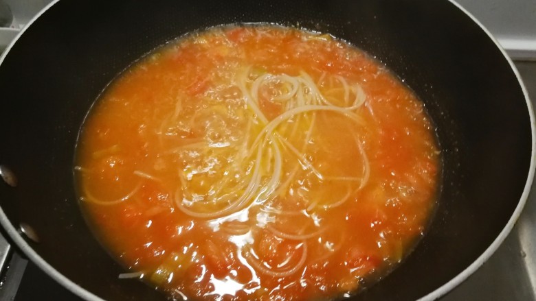 番茄米线,煮制。