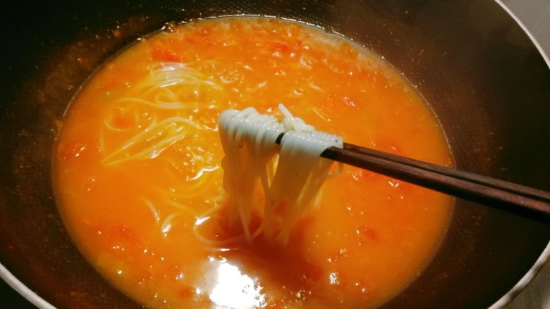 番茄米线,煮至米线软硬度适合。