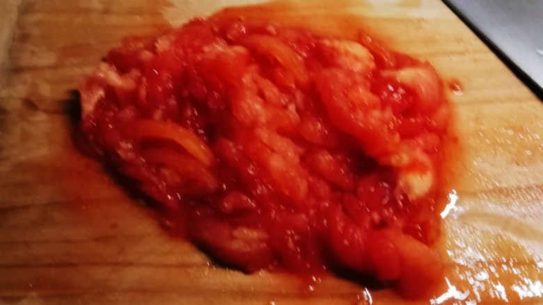 番茄米线,剥皮后切块。