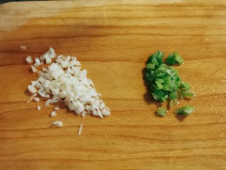 锡纸金针菇,葱蒜切碎。