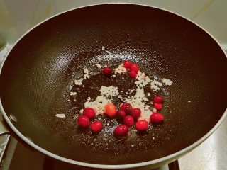 锡纸金针菇,起油锅放入食用油，炒香蒜碎，放入蔓越莓果。