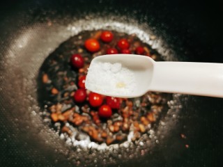 锡纸金针菇,放入白糖和盐。
