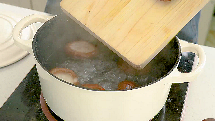 红烧香菇,水开后下水焯1分钟