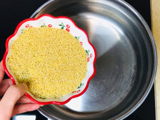 小米山药粥,锅里加水，同时加入小米