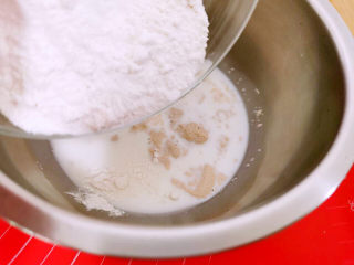 布里欧修树莓面包,先来做个酵头，面粉60克加上酵母及牛奶