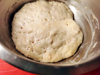 布里欧修树莓面包,移至温暖处发酵20分钟，就成这个熊样