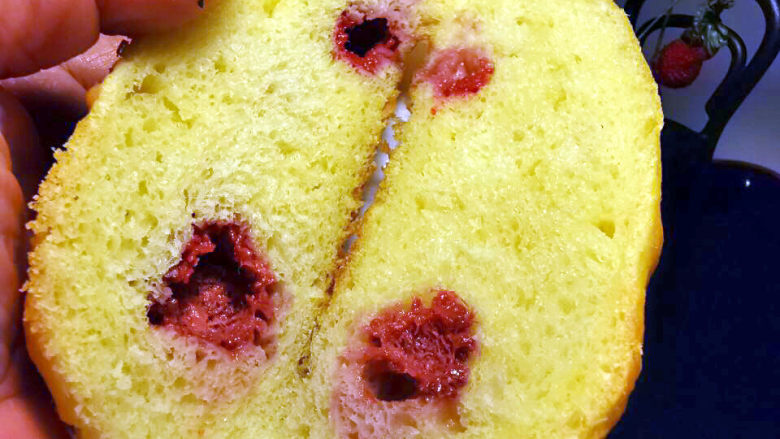 布里欧修树莓面包,切开，可以看到树莓被烤熟的模样