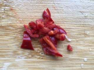 黄瓜炒木耳,辣椒去籽切碎。