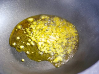 黄瓜炒木耳,锅中热油，爆香大蒜。