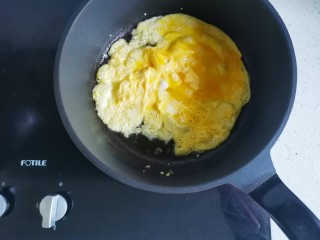 黄瓜炒木耳,鸡蛋煎熟切块。