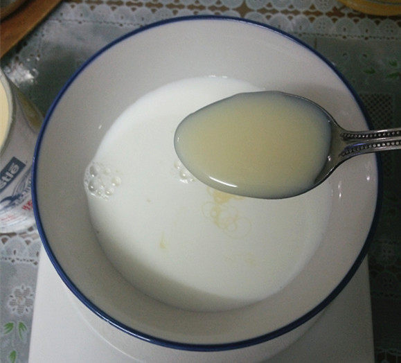 牛奶鸡蛋布丁,另准备一个小碗，加入牛奶和<a style='color:red;display:inline-block;' href='/shicai/ 893'>炼乳</a>，搅拌均匀
