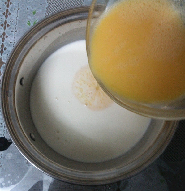 牛奶鸡蛋布丁,倒入焦糖牛奶液中，轻轻拌匀