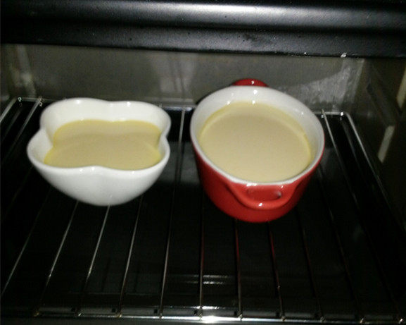 牛奶鸡蛋布丁,时间到，布丁液没有凝固，又升至165度上下火，烤了10分钟