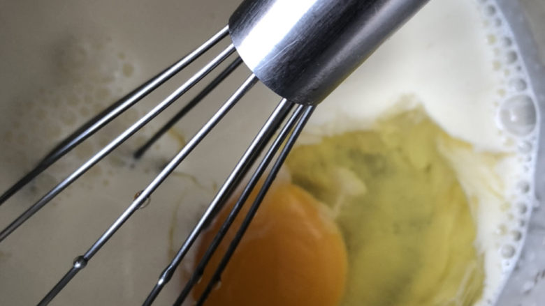 牛奶鸡蛋布丁,打入全蛋搅拌均匀。