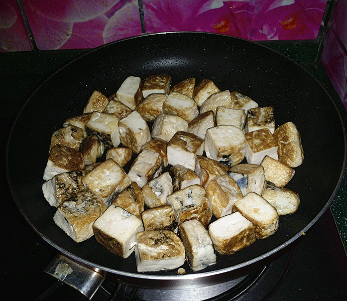 肥肠炖豆腐,煎制四面焦黄盛出，增香且久煮不散、还能吸进更多的卤汁