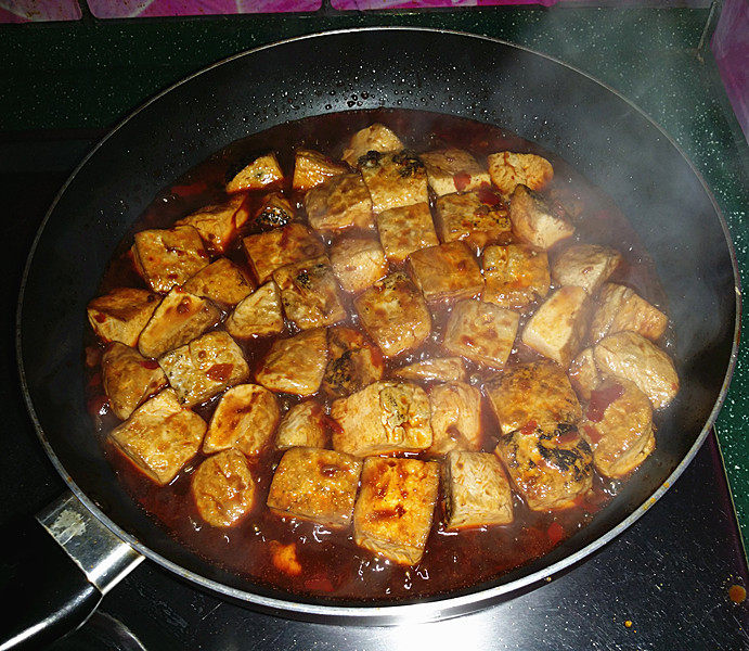 肥肠炖豆腐,大火煮开后，关火