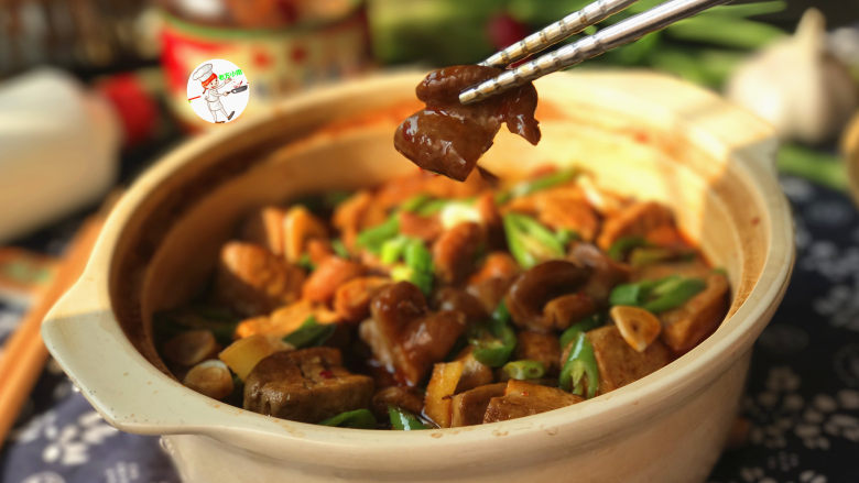 肥肠炖豆腐,肥肠脆爽好吃无异味