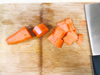 西葫芦炒腊肠,胡萝卜洗净，先切段再切成薄片