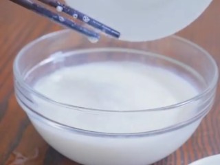 双皮奶,步骤六：将蛋清和牛奶混合，加入白糖。